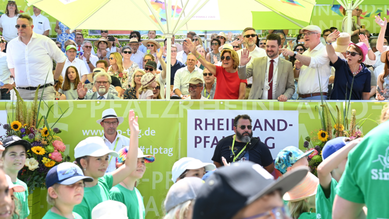 Ministerpräsidentin Malu Dreyer begrüßt die Teilnehmenden des Festzugs auf dem Rheinland-Pfalz-Tag in Bad Ems.